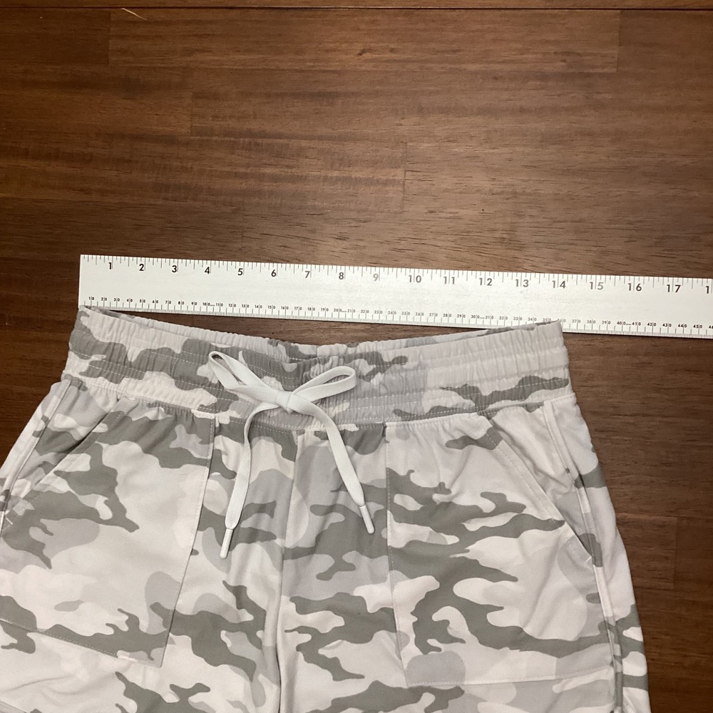 Athletic Works Womens Camo Print Dolphin Lined Shorts Grey White Small - Picture 5 of 6